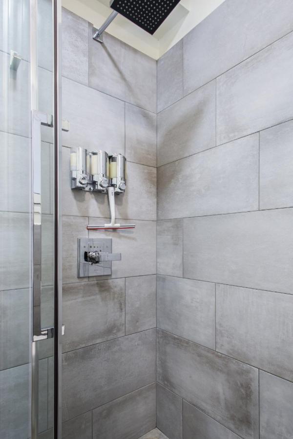 Apartment Athena's Hideaway- Fully Renovated- Absolute Location *