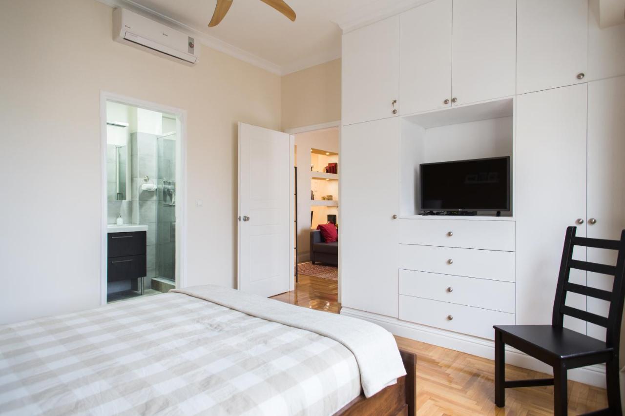 Athena's Hideaway- Fully Renovated- Absolute Location Apartment